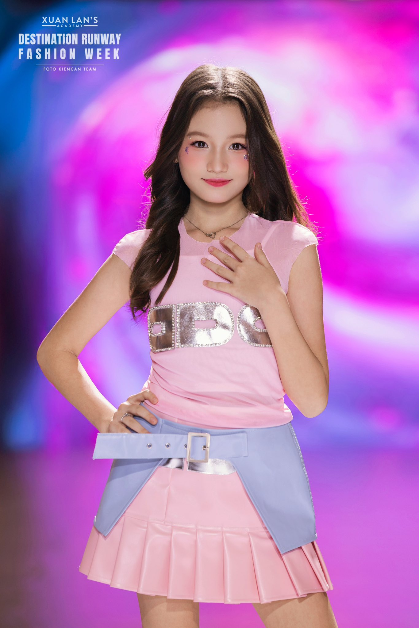 Con gái chị đẹp Phương Vy gây sốt khi xuất hiện trong MV ca ngợi vẻ đẹp phụ nữ của mẹ: Thần thái ngút ngàn, nét Con gái chị đẹp Phương Vy gây sốt khi xuất hiện trong MV ca ngợi vẻ đẹp phụ nữ của mẹ: Thần thái ngút ngàn, nét