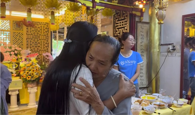 Mẹ Quý Bình bật khóc, ôm chặt một nữ NSƯT từ Mỹ mới về- Ảnh 1.