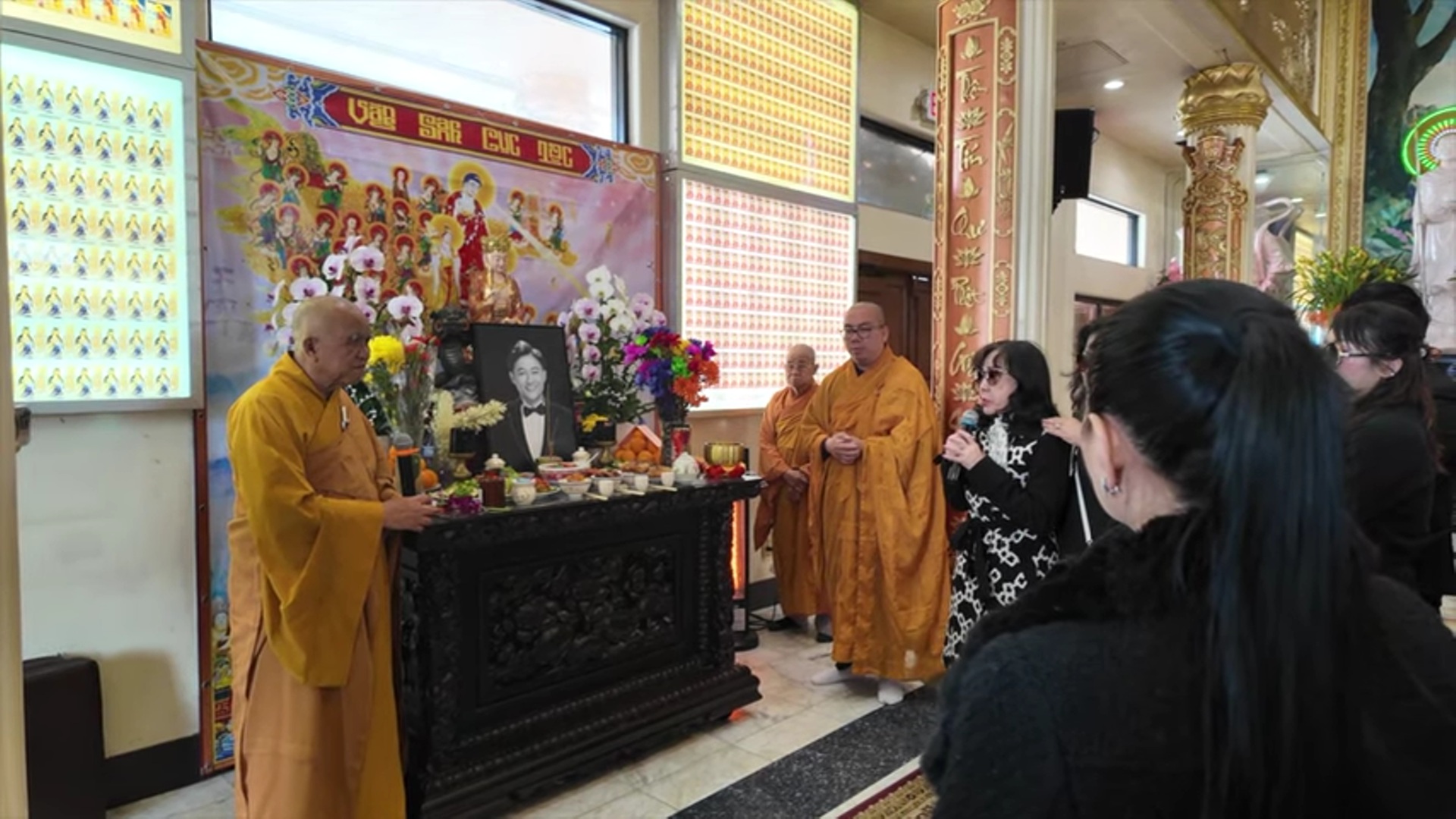 Nữ nghệ sĩ ở Mỹ xúc động khóc nghẹn: