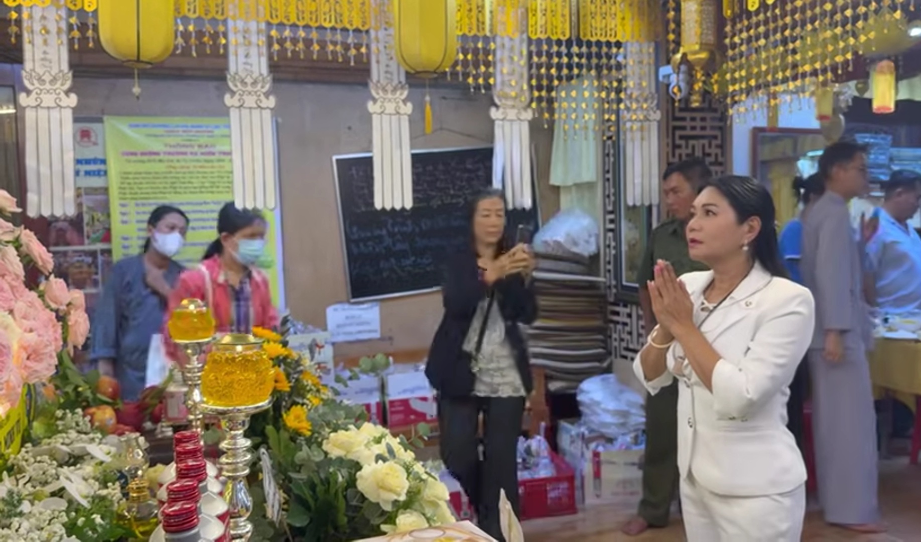 Mẹ Quý Bình bật khóc, ôm chặt một nữ NSƯT từ Mỹ mới về- Ảnh 2.