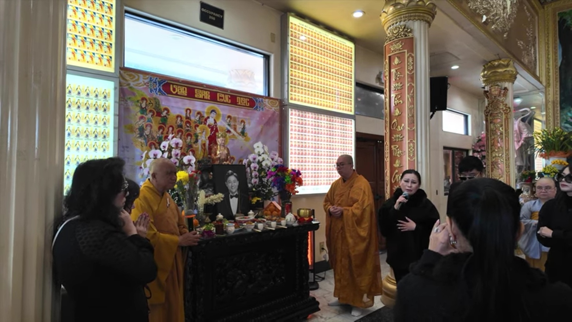 Nữ nghệ sĩ ở Mỹ xúc động khóc nghẹn: