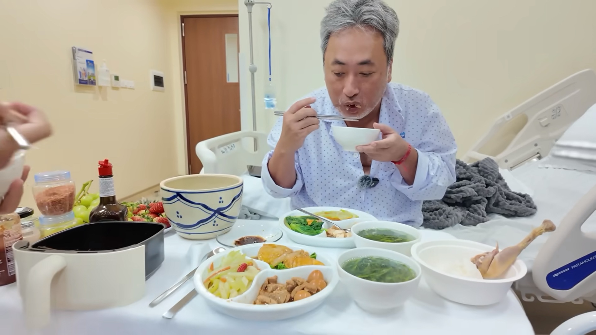 Đạo diễn Nguyễn Quang Dũng nhập viện vì nhồi máu cơ tim, bạn gái chăm tận tình- Ảnh 1.