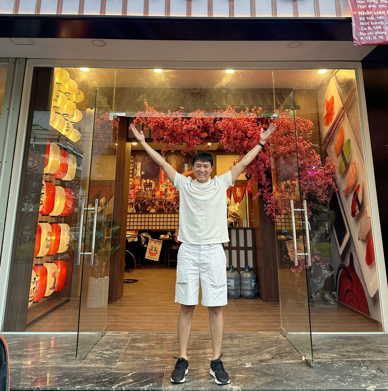 Quách Ngọc Tuyên ngoài 40: Chủ 2 nhà hàng, cái lớn nhất 400 m2, cuộc sống viên mãn bên vợ kém 16 tuổi- Ảnh 1.