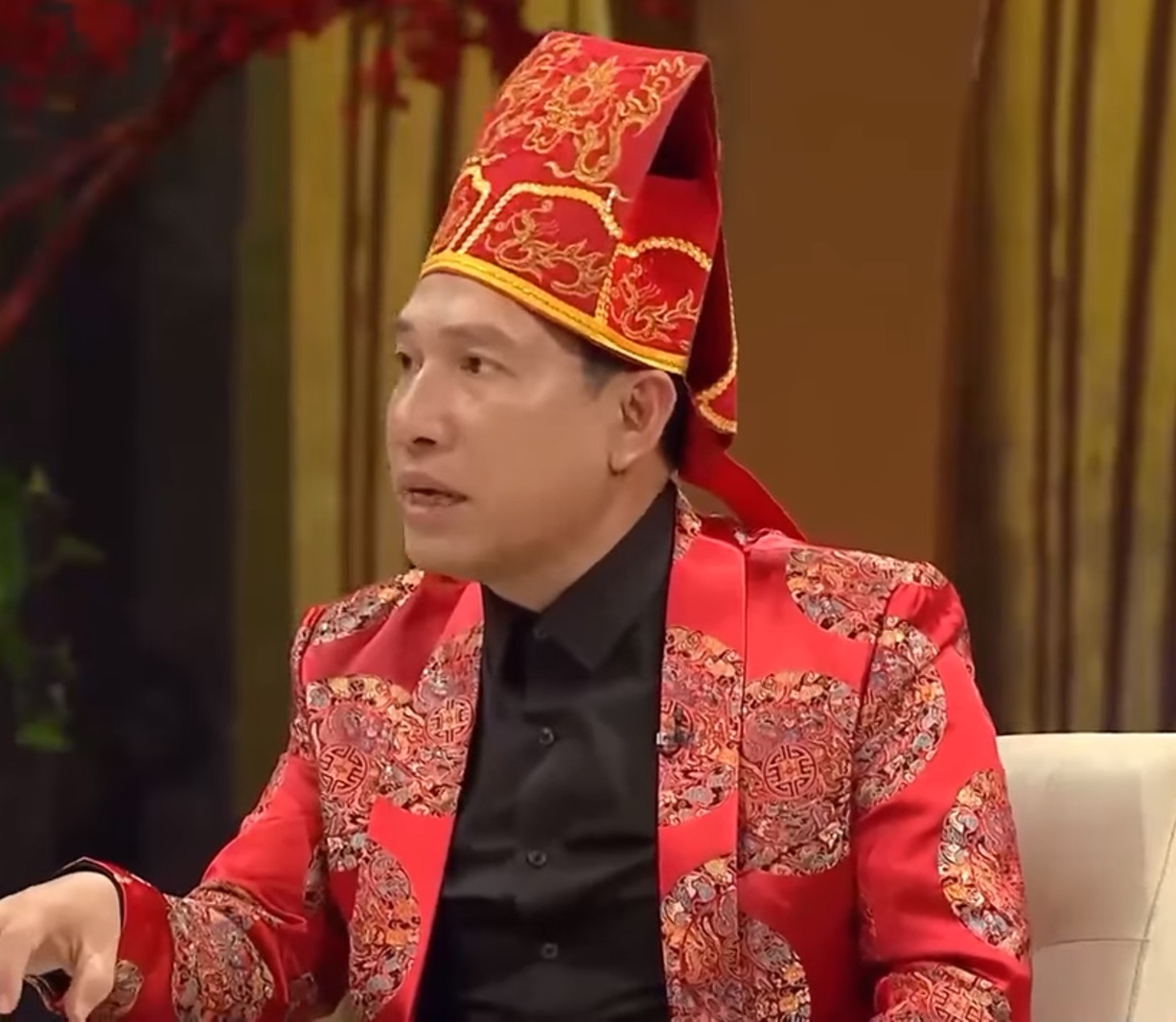 NSƯT Quang Thắng: “Tôi suýt rơi từ nóc nhà xuống, cắm xuống là vỡ đầu luôn”- Ảnh 1. NSƯT Quang Thắng: “Tôi suýt rơi từ nóc nhà xuống, cắm xuống là vỡ đầu luôn”- Ảnh 1.