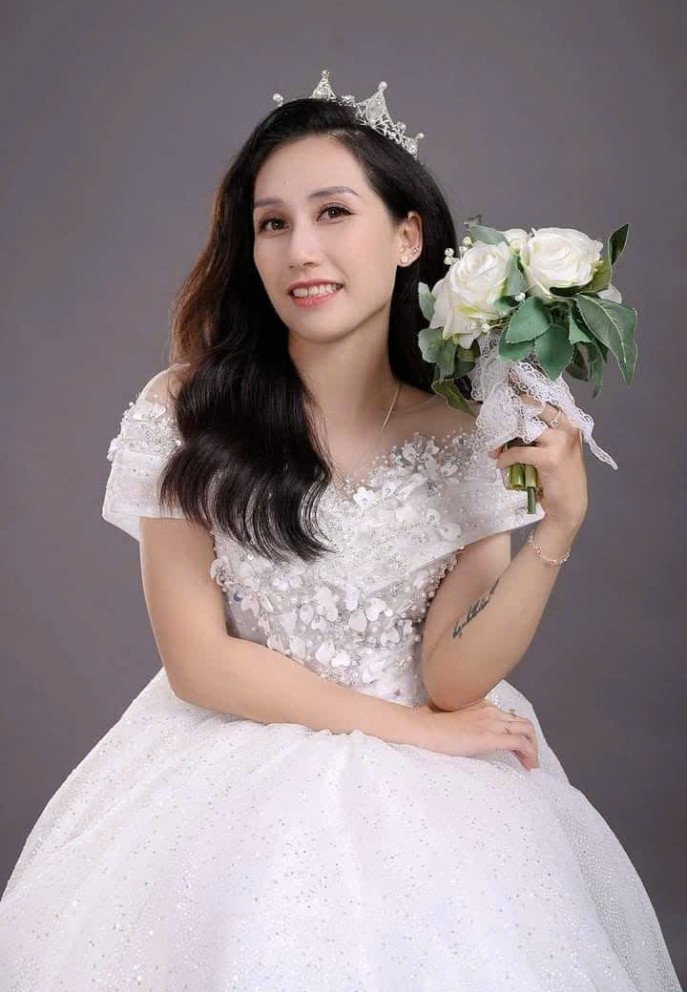 Diễn viên hạnh phúc trong giây phút mặc váy cô dâu. Cô từng trải qua vài lần dang dở trong tình yêu chỉ vì cơ thể khuyết tật. 