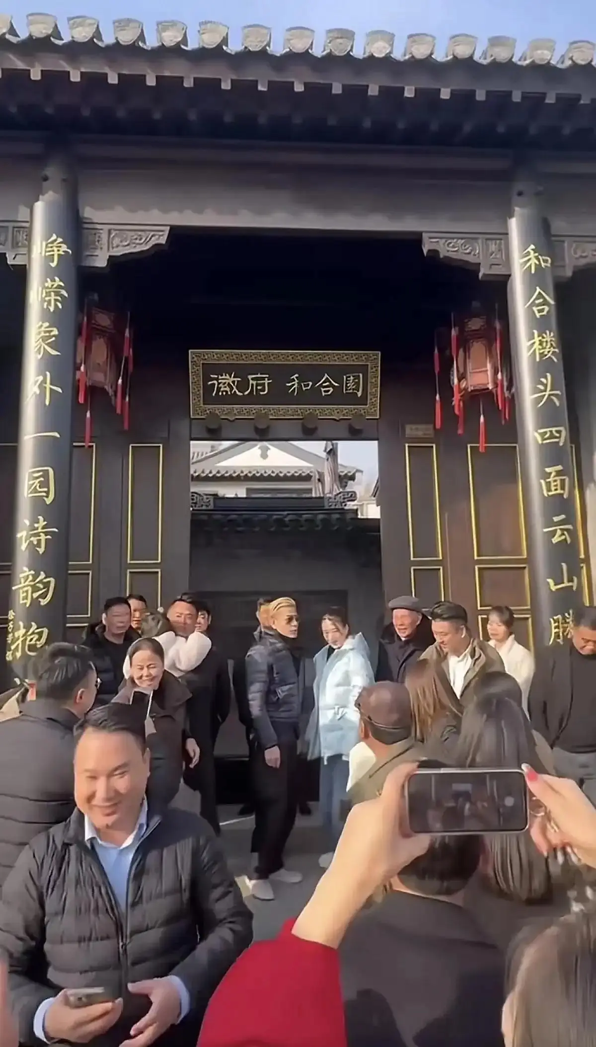 Quách Phú Thành rời quê vợ trong đêm vì bị khán giả vây kín- Ảnh 1. Quách Phú Thành rời quê vợ trong đêm vì bị khán giả vây kín- Ảnh 1.