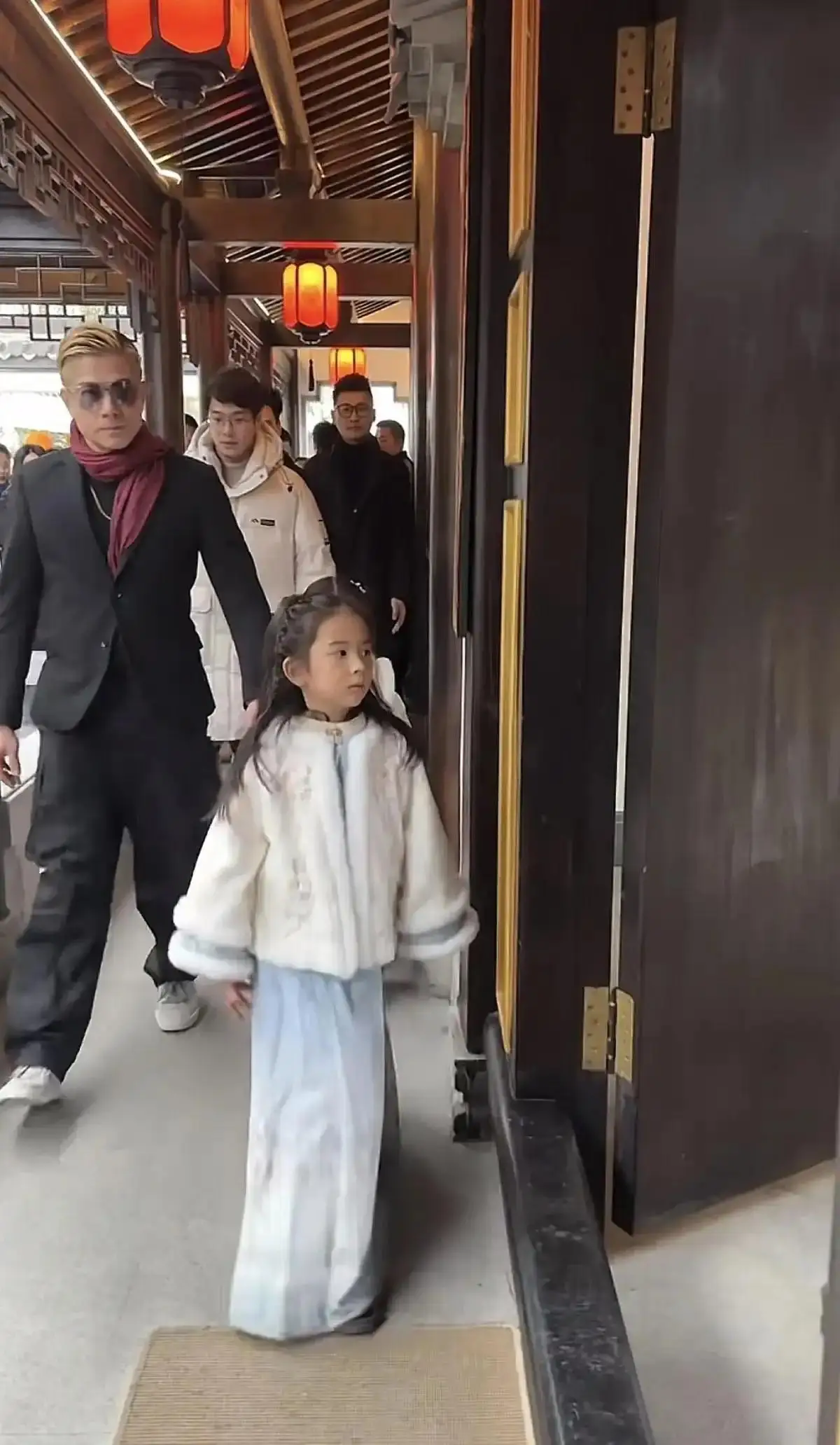 Quách Phú Thành rời quê vợ trong đêm vì bị khán giả vây kín- Ảnh 3. Quách Phú Thành rời quê vợ trong đêm vì bị khán giả vây kín- Ảnh 3.