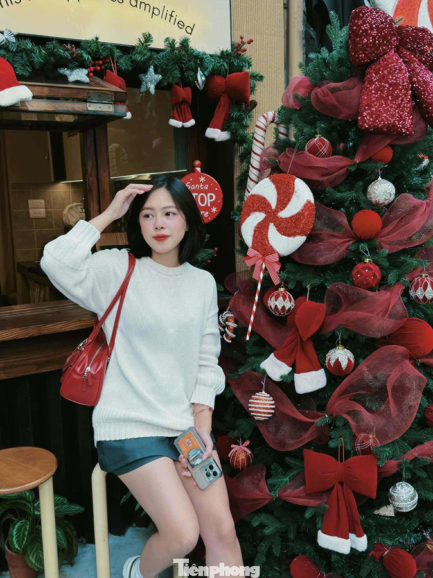 Dịp này nhiều quán cafe ở trung tâm Hà Nội cũng trang trí Giáng sinh ấn tượng. Một góc trời Âu giữa lòng Hà Nội, nơi tuyết rơi, ánh đèn Noel và những khung hình mộng mơ đang khiến giới trẻ “đổ rầm rầm”.