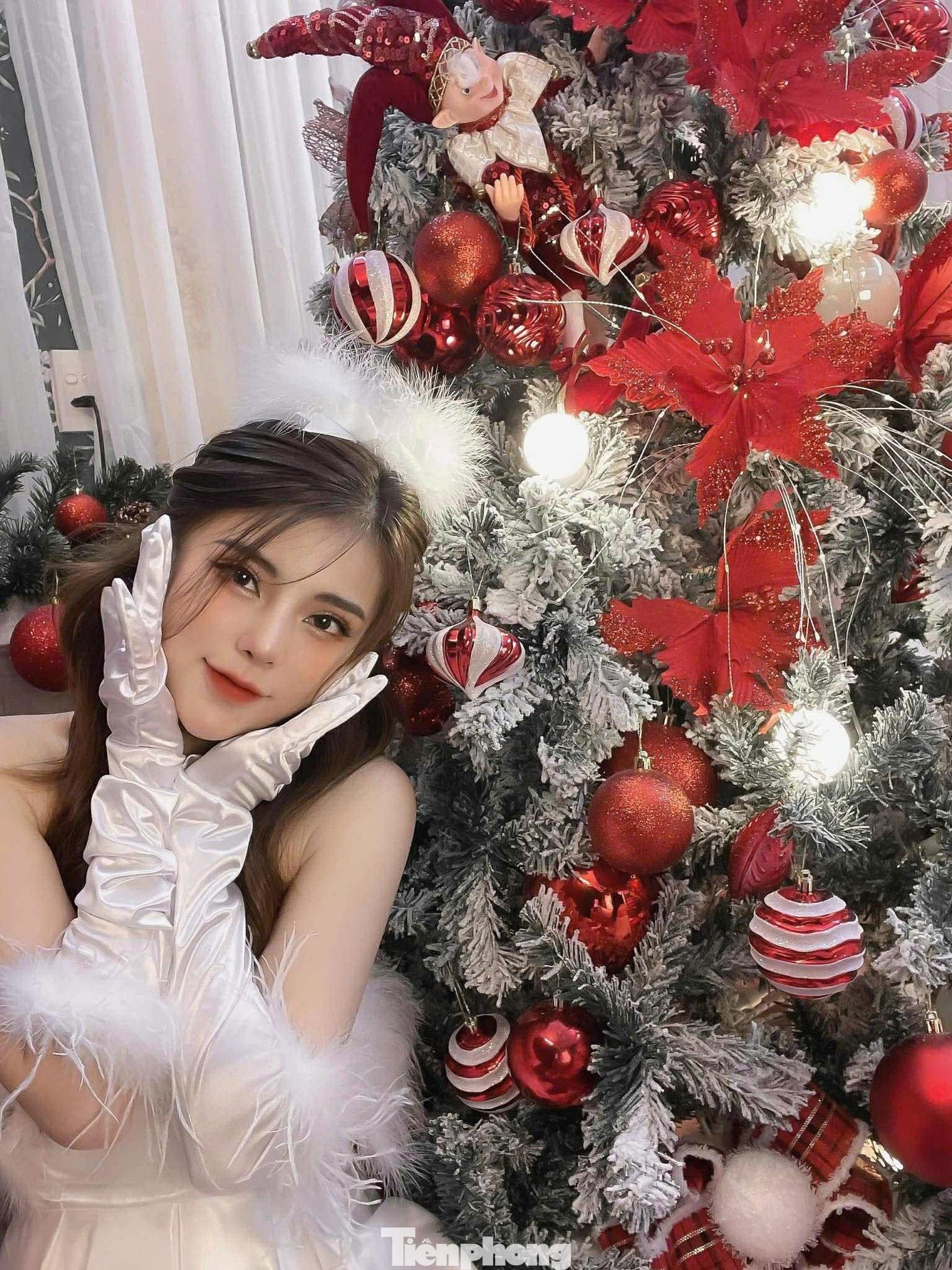 Dịp này nhiều quán cafe ở trung tâm Hà Nội cũng trang trí Giáng sinh ấn tượng. Một góc trời Âu giữa lòng Hà Nội, nơi tuyết rơi, ánh đèn Noel và những khung hình mộng mơ đang khiến giới trẻ “đổ rầm rầm”.