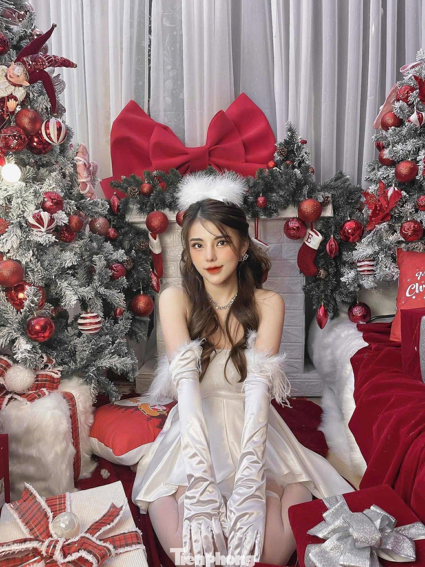 Dịp này nhiều quán cafe ở trung tâm Hà Nội cũng trang trí Giáng sinh ấn tượng. Một góc trời Âu giữa lòng Hà Nội, nơi tuyết rơi, ánh đèn Noel và những khung hình mộng mơ đang khiến giới trẻ “đổ rầm rầm”.