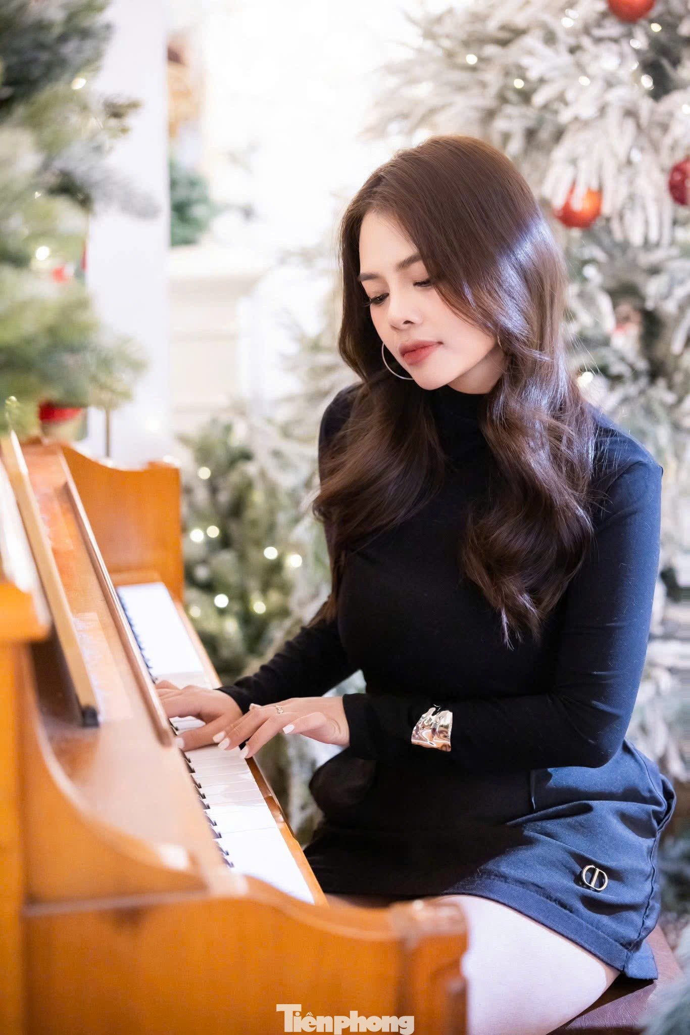 quan-chech-in-17-1764462913-907-width1366height2048 Quán cà phê Hà Nội gây sốt với khung cảnh Noel như trời Âu - 25