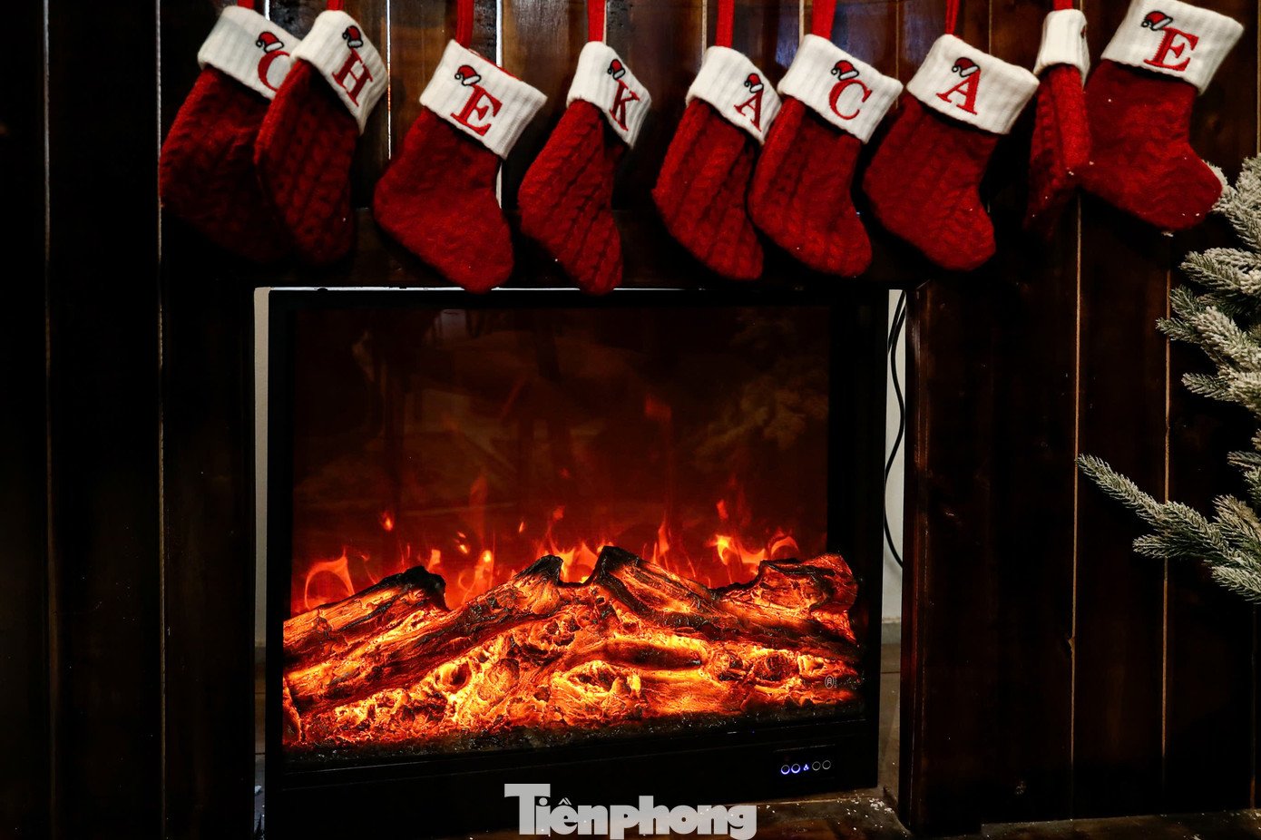 Các địa điểm này nổi bật với không gian được trang trí lộng lẫy, bao gồm cây thông rực rỡ ánh đèn, cùng các phụ kiện như gấu bông, cừu, lò sưởi... tạo nên khung cảnh lãng mạn như một