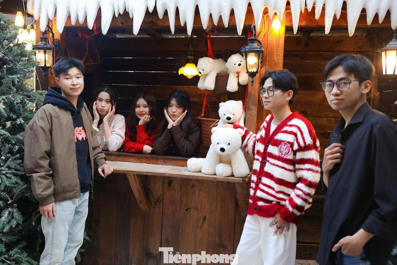 Biết đến quán qua mạng xã hội, nhóm bạn trẻ không giấu được sự háo hức trước không gian mang đậm phong cách châu Âu giữa lòng Hà Nội. “Chúng tôi đã chuẩn bị trang phục từ trước để có những bức ảnh thật đẹp tại đây”, một vị khách chia sẻ.