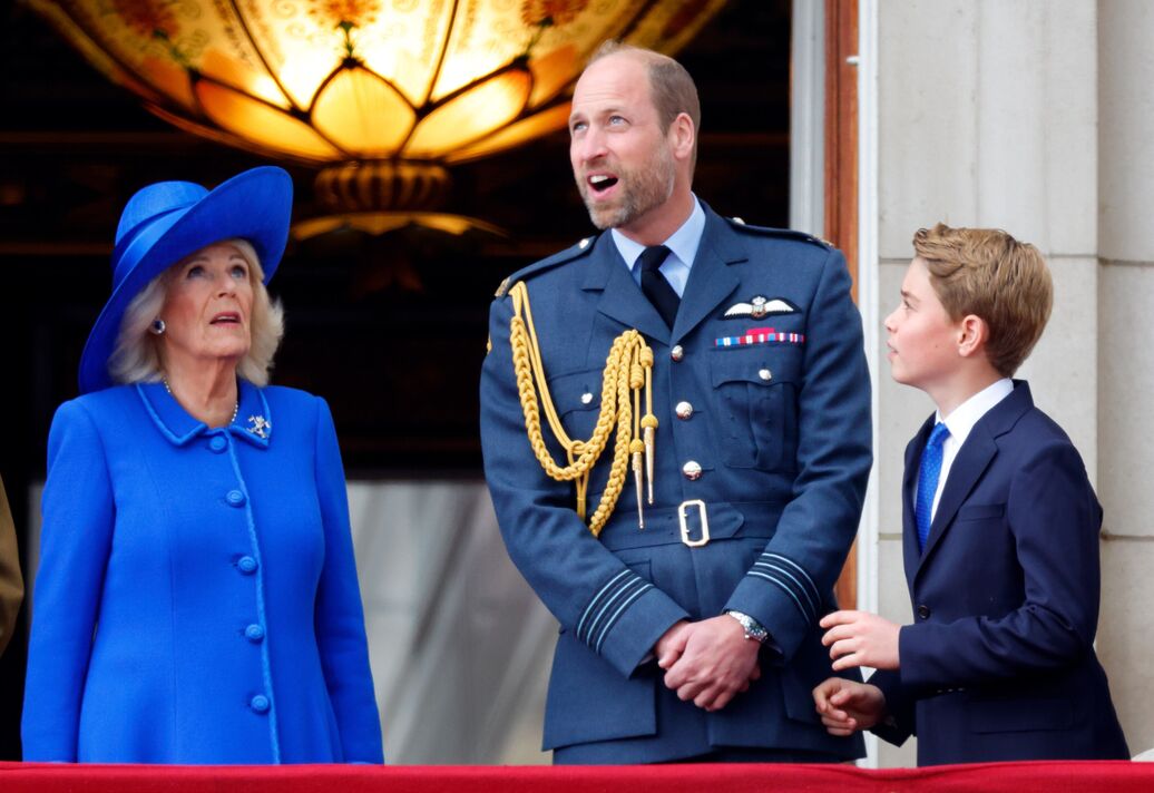 Hoàng tử George gây sốt với hành động nhỏ nhưng đầy tinh tế: Giúp cha “né phốt” trên ban công cung điện- Ảnh 1.