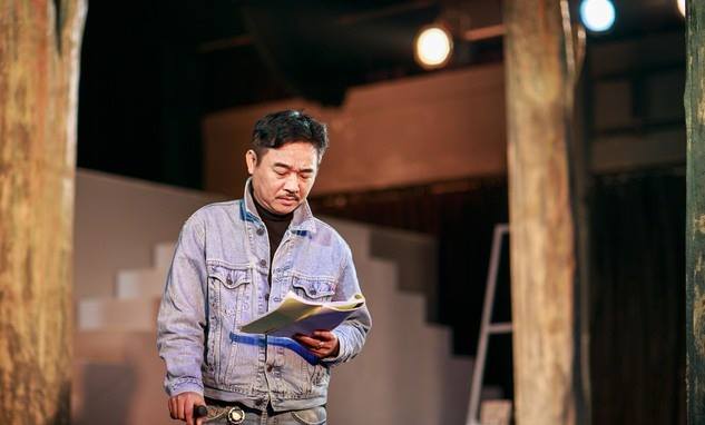 "Ngọc Hoàng" Quốc Khánh được 1 nam NSƯT khuyên lấy vợ ở tuổi U70, khen đàn anh "rất đàn ông" quoc khanh 1 1760415250501 1760415250743732267626