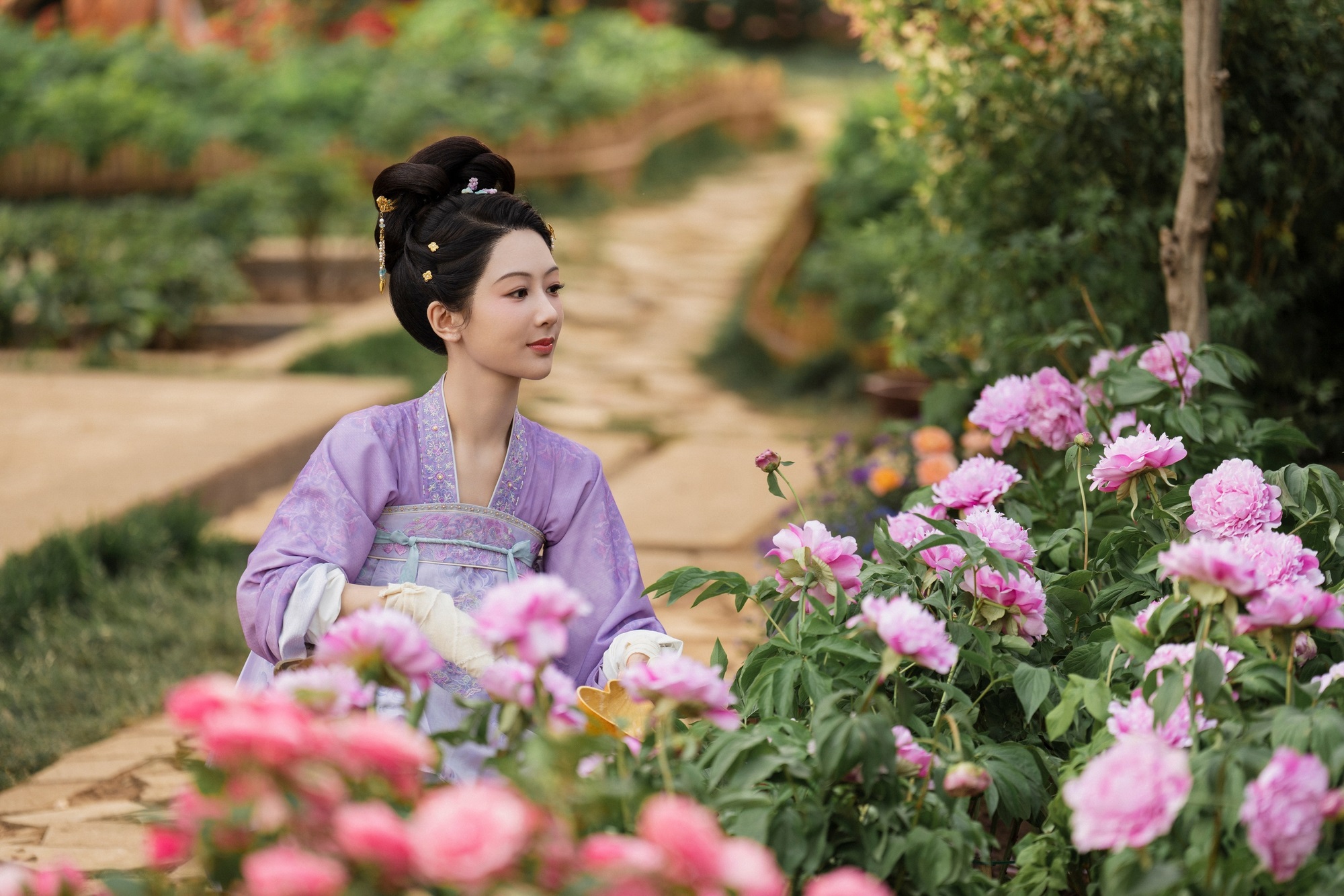 Phim Trung Quốc vừa chiếu đã lập kỷ lục 19 năm mới có 1 lần, nữ chính cả đời chưa bao giờ đẹp đến thế- Ảnh 2.