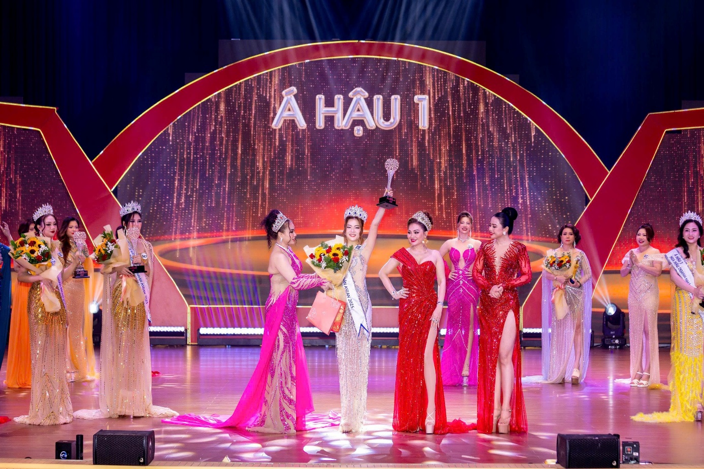 Vượt qua nhiều đối thủ mạnh, doanh nhân Hồ Thị Quyên chính thức trở thành Á hậu 1 Hoa hậu Doanh nhân Asean 2025 - 1