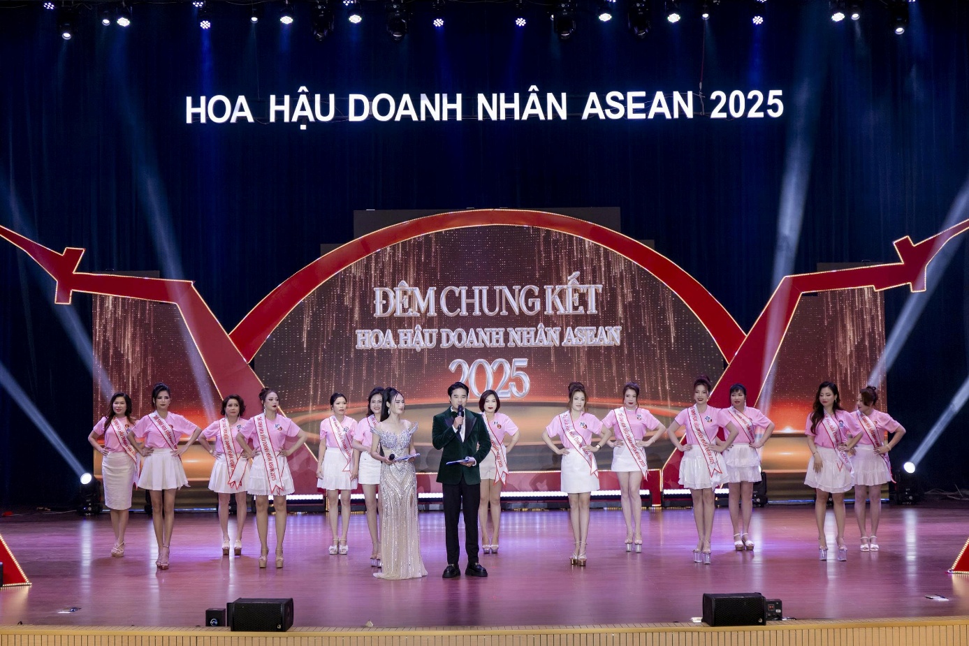 Vượt qua nhiều đối thủ mạnh, doanh nhân Hồ Thị Quyên chính thức trở thành Á hậu 1 Hoa hậu Doanh nhân Asean 2025 - 2