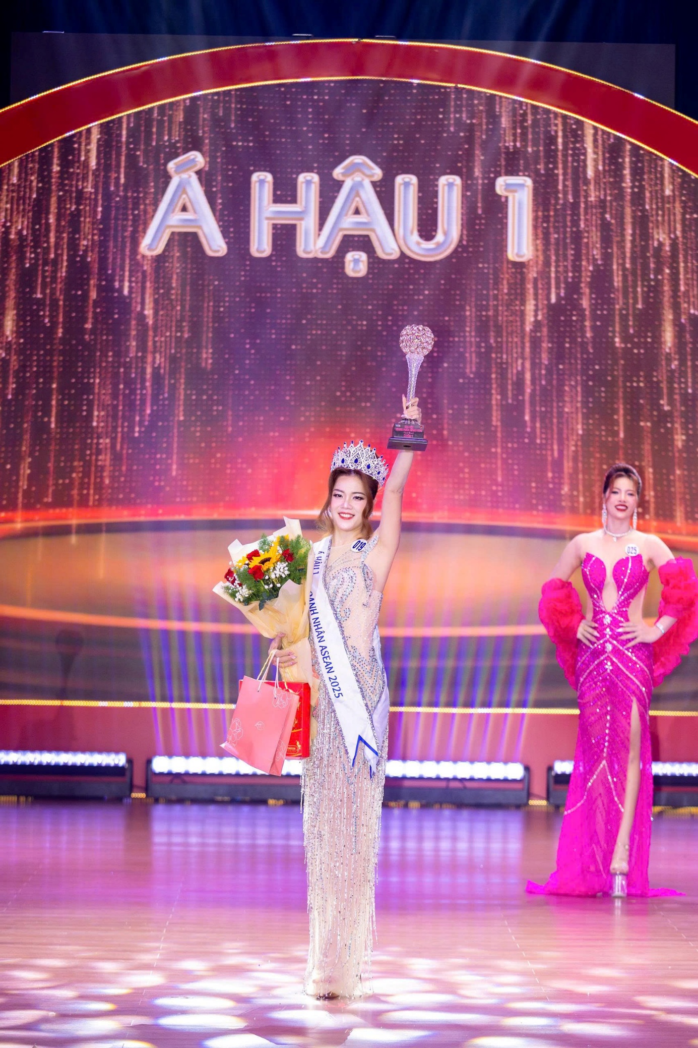 Vượt qua nhiều đối thủ mạnh, doanh nhân Hồ Thị Quyên chính thức trở thành Á hậu 1 Hoa hậu Doanh nhân Asean 2025 - 4