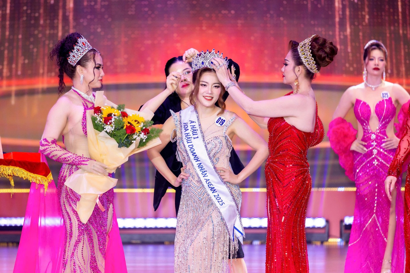 Vượt qua nhiều đối thủ mạnh, doanh nhân Hồ Thị Quyên chính thức trở thành Á hậu 1 Hoa hậu Doanh nhân Asean 2025 - 3