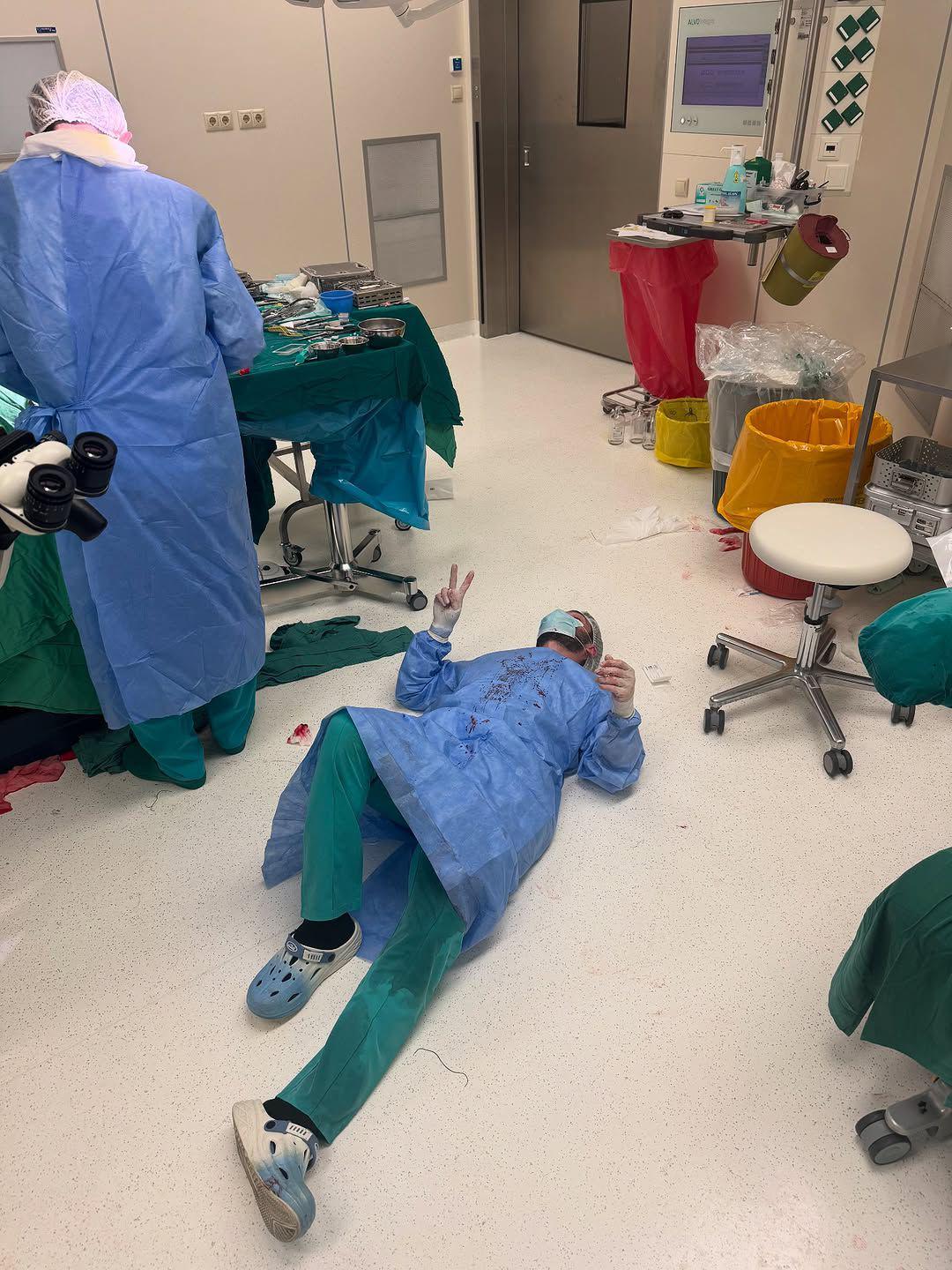 Bức ảnh 2 bác sĩ phẫu thuật nằm trên sàn phòng mổ lạnh lẽo viral khắp mạng- Ảnh 3. Bức ảnh 2 bác sĩ phẫu thuật nằm trên sàn phòng mổ lạnh lẽo viral khắp mạng- Ảnh 3.