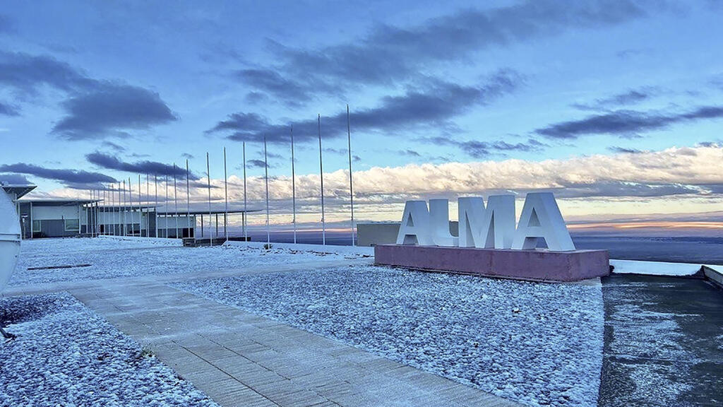 Sa mạc khô cằn nhất thế giới phủ tuyết trắng xóa, chuyện không tưởng gì đang xảy ra?- Ảnh 2.