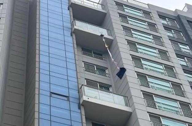 Ra ban công tưới cây, cụ bà 70 tuổi gặp