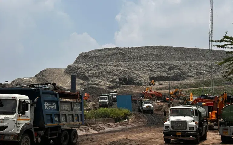 Bãi chôn lấp Ghazipur ở New Delhi (Ấn Độ), nơi có một ngọn núi rác cao tới 65 m và nhiệt độ bên trong bãi rác lên tới 70 độ C (Ảnh: Al Jazeera)