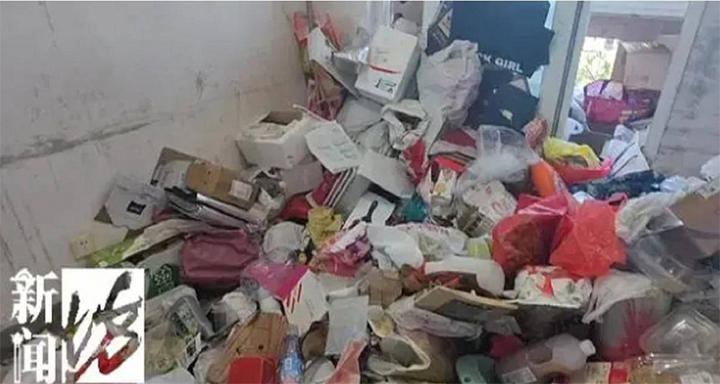 Rác đổ như thác khi cửa mở nhà bà lão, chính quyền cử 40 người tới dọn 2 ngày- Ảnh 2. Rác đổ như thác khi cửa mở nhà bà lão, chính quyền cử 40 người tới dọn 2 ngày- Ảnh 2.