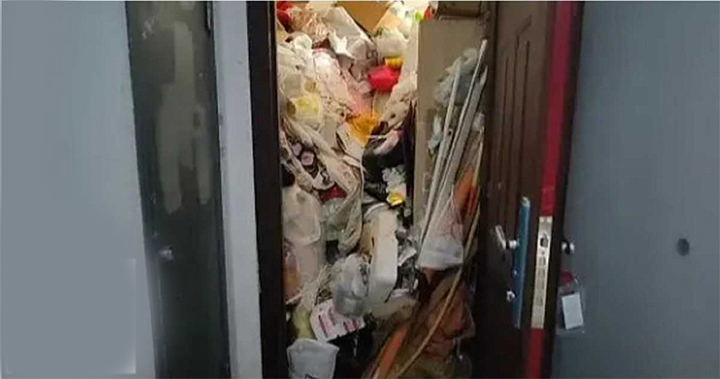 Rác đổ như thác khi cửa mở nhà bà lão, chính quyền cử 40 người tới dọn 2 ngày- Ảnh 1. Rác đổ như thác khi cửa mở nhà bà lão, chính quyền cử 40 người tới dọn 2 ngày- Ảnh 1.