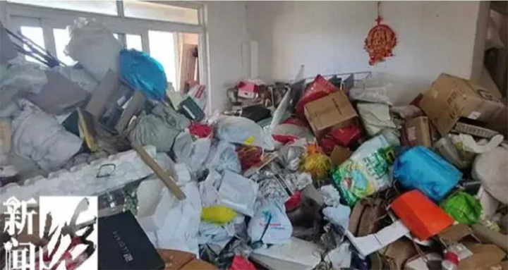 Rác đổ như thác khi cửa mở nhà bà lão, chính quyền cử 40 người tới dọn 2 ngày- Ảnh 3. Rác đổ như thác khi cửa mở nhà bà lão, chính quyền cử 40 người tới dọn 2 ngày- Ảnh 3.