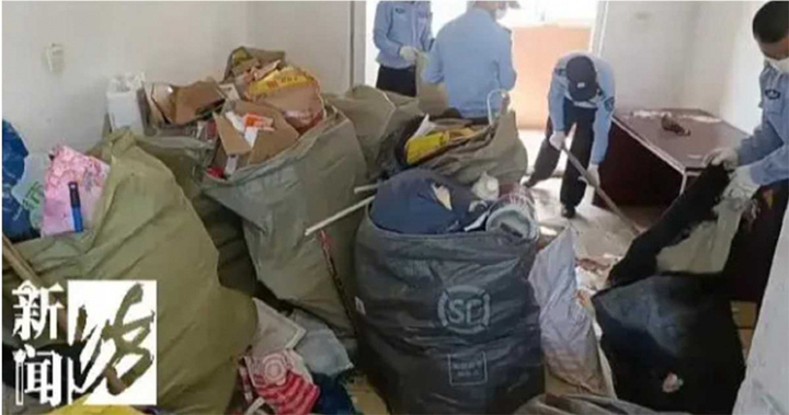 Rác đổ như thác khi cửa mở nhà bà lão, chính quyền cử 40 người tới dọn 2 ngày- Ảnh 4. Rác đổ như thác khi cửa mở nhà bà lão, chính quyền cử 40 người tới dọn 2 ngày- Ảnh 4.