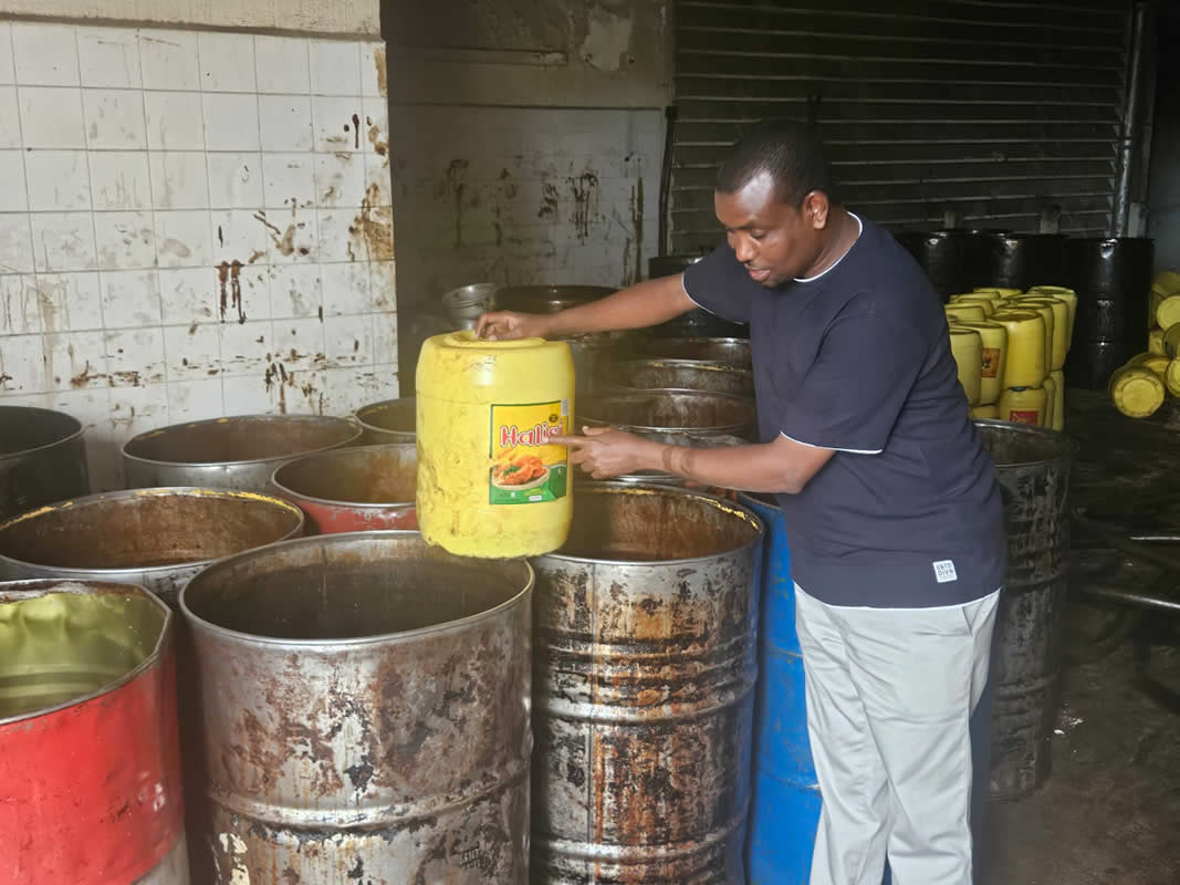 Đột kích một cơ sở, công an triệt phá đường dây sản xuất dầu ăn giả hết hạn, tịch thu nhiều can 20 lít, thùng phuy và bao bì đóng gói tại Kenya- Ảnh 2. Đột kích một cơ sở, công an triệt phá đường dây sản xuất dầu ăn giả hết hạn, tịch thu nhiều can 20 lít, thùng phuy và bao bì đóng gói tại Kenya- Ảnh 2.