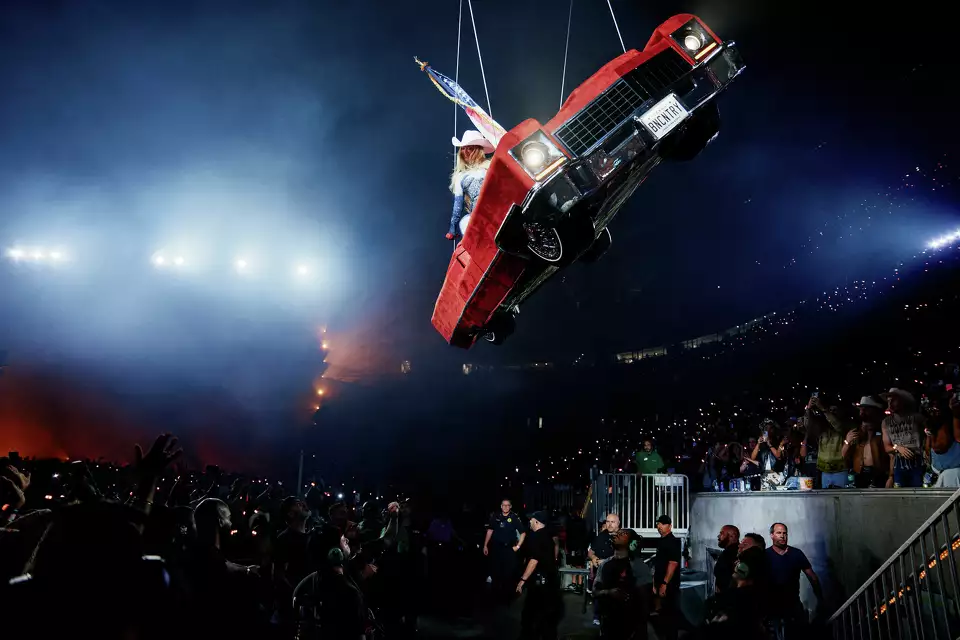 Beyoncé gặp sự cố “thót tim” trên sân khấu- Ảnh 2.