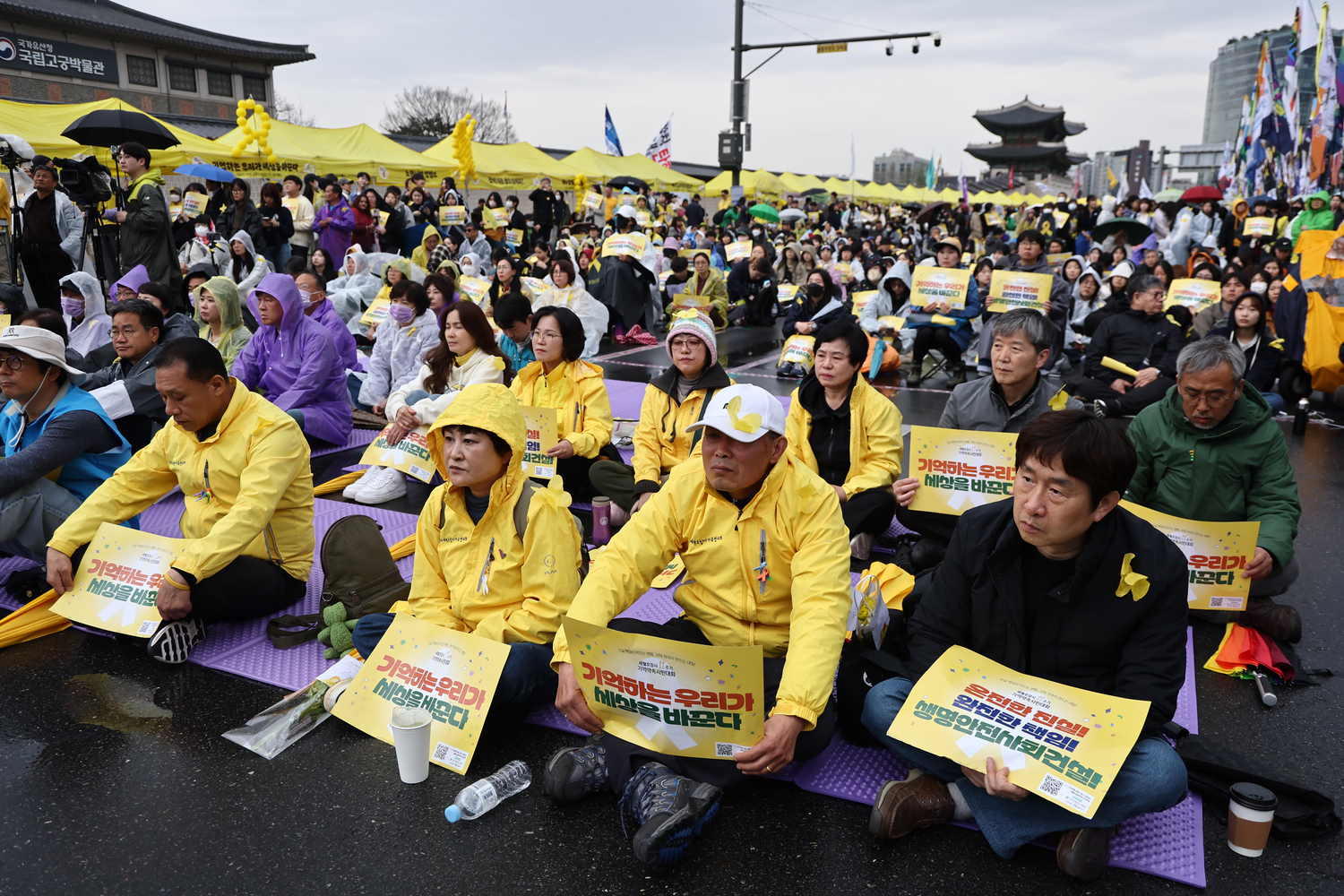11 năm sau thảm kịch chìm phà Sewol: 304 sinh mạng mãi ra đi và những vết cắt đau đớn không thể nguôi ngoai- Ảnh 7.