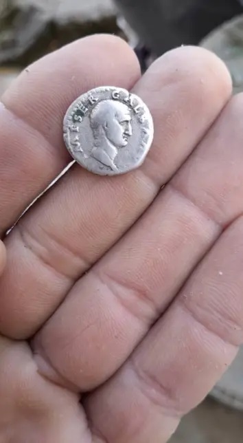 Người đàn ông tìm thấy kho báu vô giá khi đi dạo trên cánh đồng- Ảnh 2. Người đàn ông tìm thấy kho báu vô giá khi đi dạo trên cánh đồng- Ảnh 2.