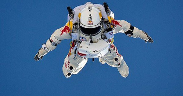 Chiến dịch tài trợ quảng cáo đỉnh nhất ngành marketing: Khiến cả thế giới ngước mắt lên trời dõi theo, thu cả tỷ lượt tương tác red bull stratos 17459144503861654614331 1745917267915 1745917268008391436274 0 0 400 640 crop 174591729033279311281jpg