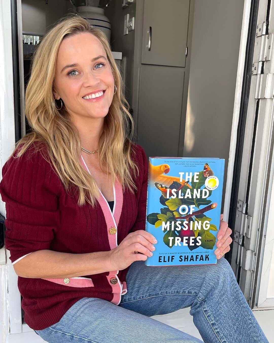 "Luật sư tóc vàng hoe" Reese Witherspoon xây dựng đế chế 23.600 tỷ đồng nhờ 1 sở thích, thẳng tiến ngôi vị diễn viên tự thân giàu nhất Hollywood ree 1755447553341 1755447553509862872277