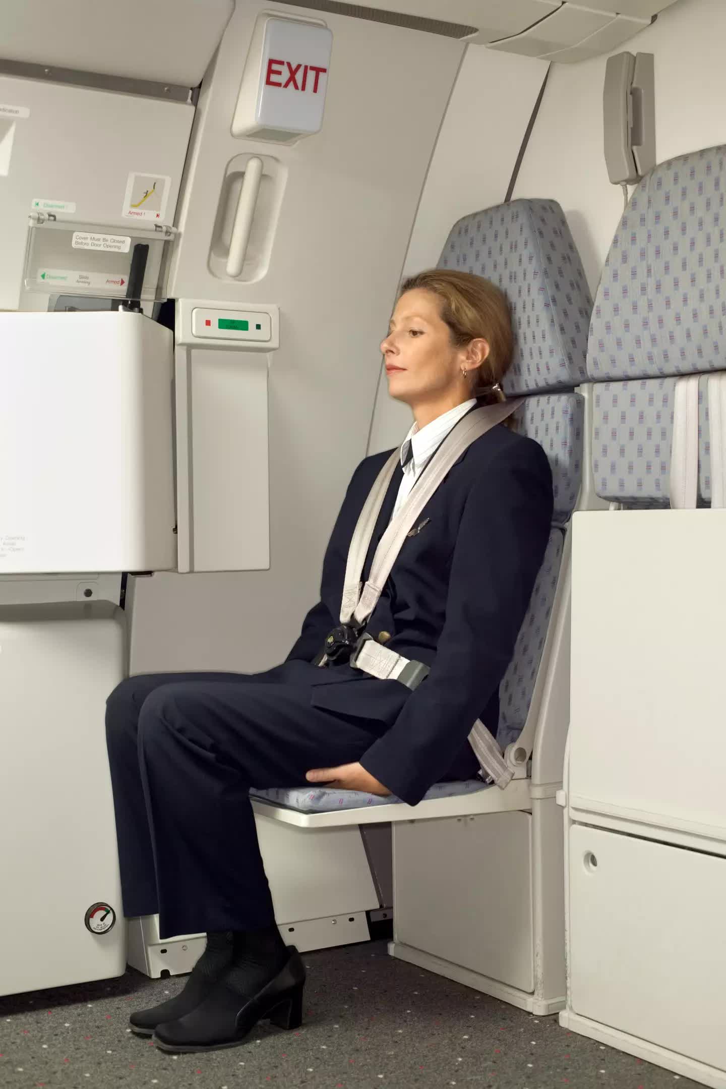 Vì sao các tiếp viên hàng không có tư thế “kỳ quặc” ngồi lên tay mình khi cất cánh và hạ cánh?- Ảnh 2. Vì sao các tiếp viên hàng không có tư thế “kỳ quặc” ngồi lên tay mình khi cất cánh và hạ cánh?- Ảnh 2.