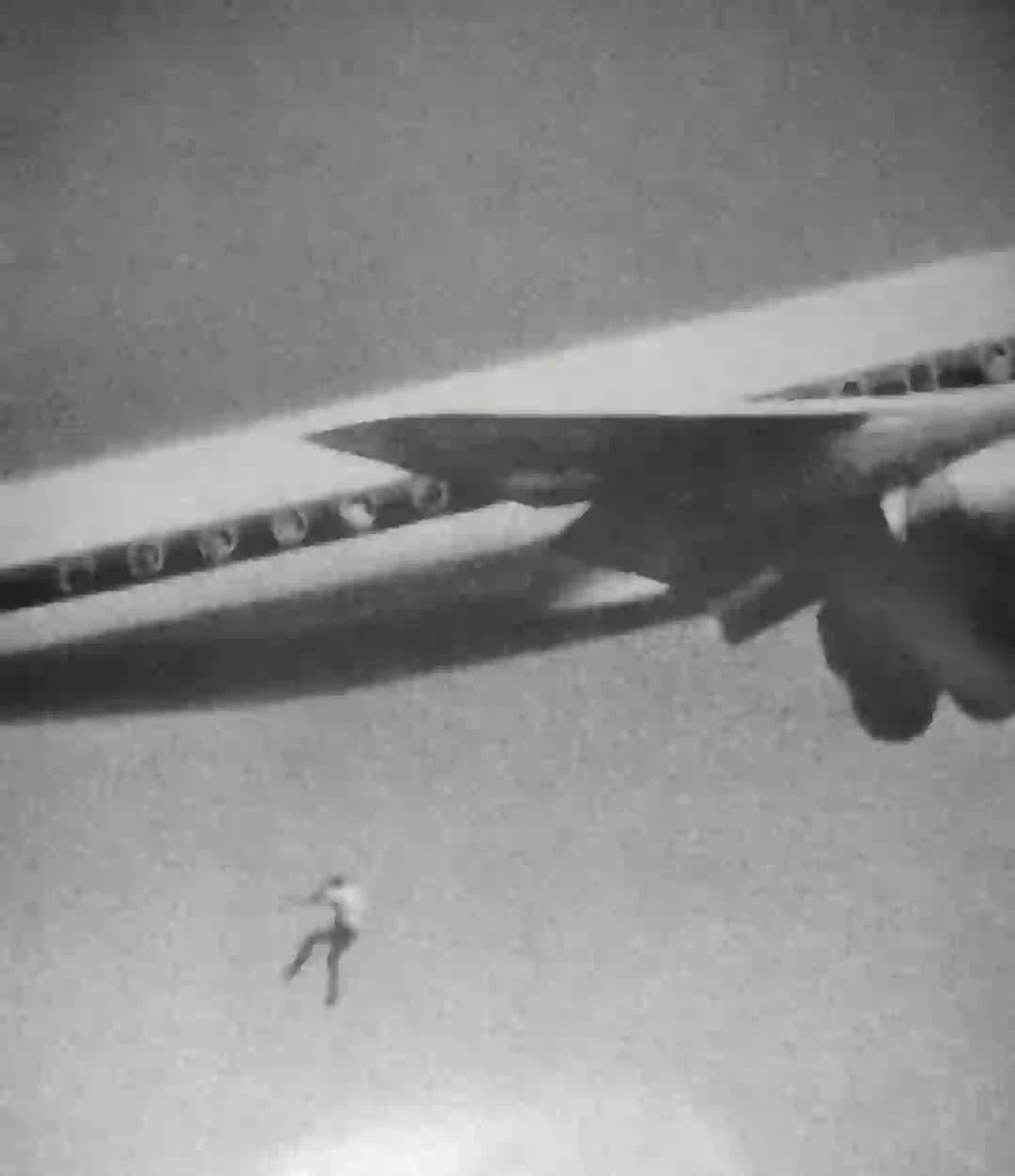 Bức ảnh 'rùng rợn nhất mọi thời đại': Sự thật chấn động về cậu bé rơi khỏi máy bay- Ảnh 1. Bức ảnh 'rùng rợn nhất mọi thời đại': Sự thật chấn động về cậu bé rơi khỏi máy bay- Ảnh 1.