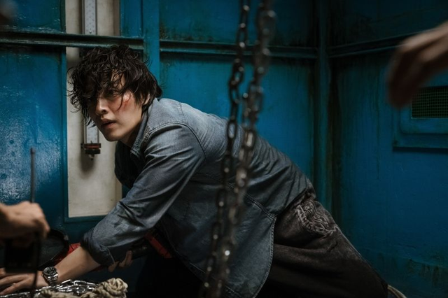 Mỹ nam đóng chính cùng lúc 2 phim Hàn đang hot rần rần, cả top 1 Netflix lẫn top 1 phòng vé mới đáng nể- Ảnh 9. Mỹ nam đóng chính cùng lúc 2 phim Hàn đang hot rần rần, cả top 1 Netflix lẫn top 1 phòng vé mới đáng nể- Ảnh 9.