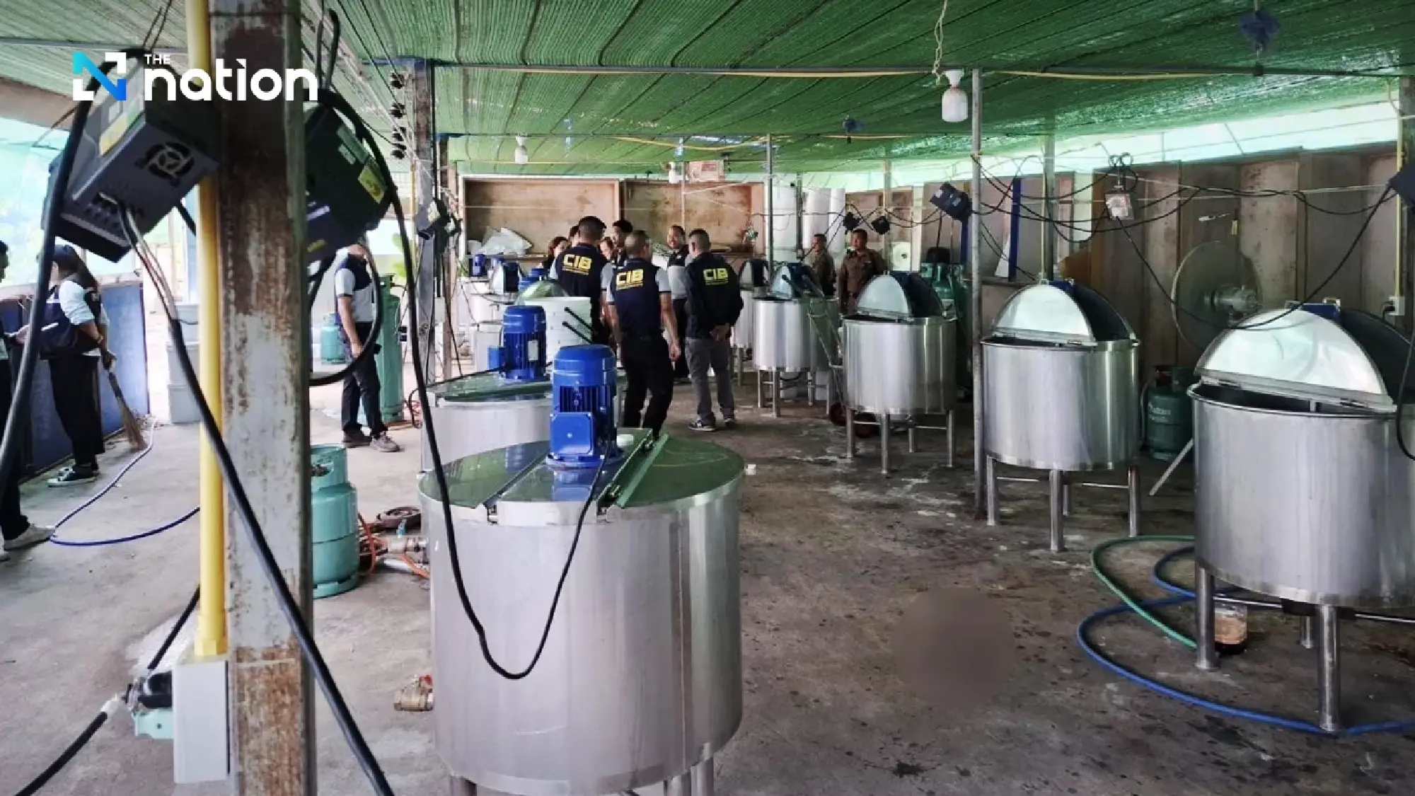 Nhận tin mật rồi đột kích xưởng sản xuất quy mô lớn: Cảnh sát tịch thu 172.000 chai siro ho giả, trị giá hơn 16 tỉ đồng- Ảnh 1.