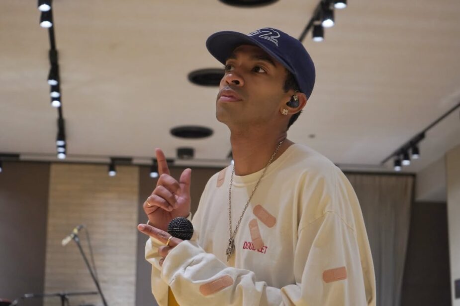 Kết cục ê chề của nam ca sĩ 96 khỏa thân nơi công cộng- Ảnh 1.