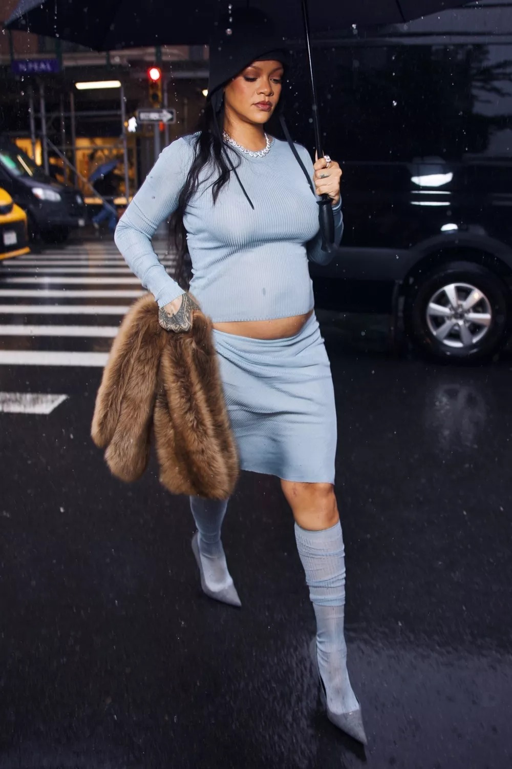 Hot: Rihanna công bố bụng bầu con thứ 3 tại