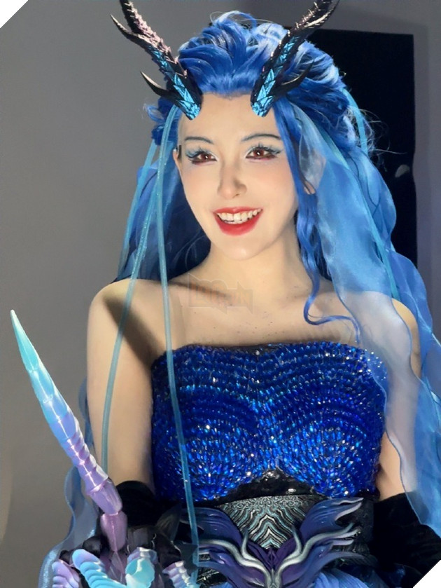 Nu MC cua LPL hoa than thanh Ngao Nhuan xinh dep nhung binh luan cua fan khien co phai can loi 2 Nữ MC của LPL hóa thân thành Ngao Nhuận xinh đẹp