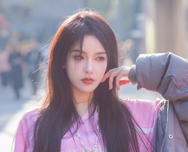 Nhưng hiện tại cô vẫn phải tìm cách có thêm thu nhập sau khi LPL siết chặt các vấn đề nhân sự Nhưng hiện tại cô vẫn phải tìm cách có thêm thu nhập sau khi LPL siết chặt các vấn đề nhân sự