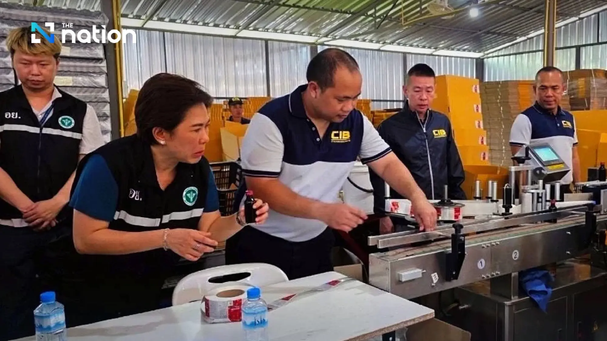 Nhận tin mật rồi đột kích xưởng sản xuất quy mô lớn: Cảnh sát tịch thu 172.000 chai siro ho giả, trị giá hơn 16 tỉ đồng- Ảnh 2.