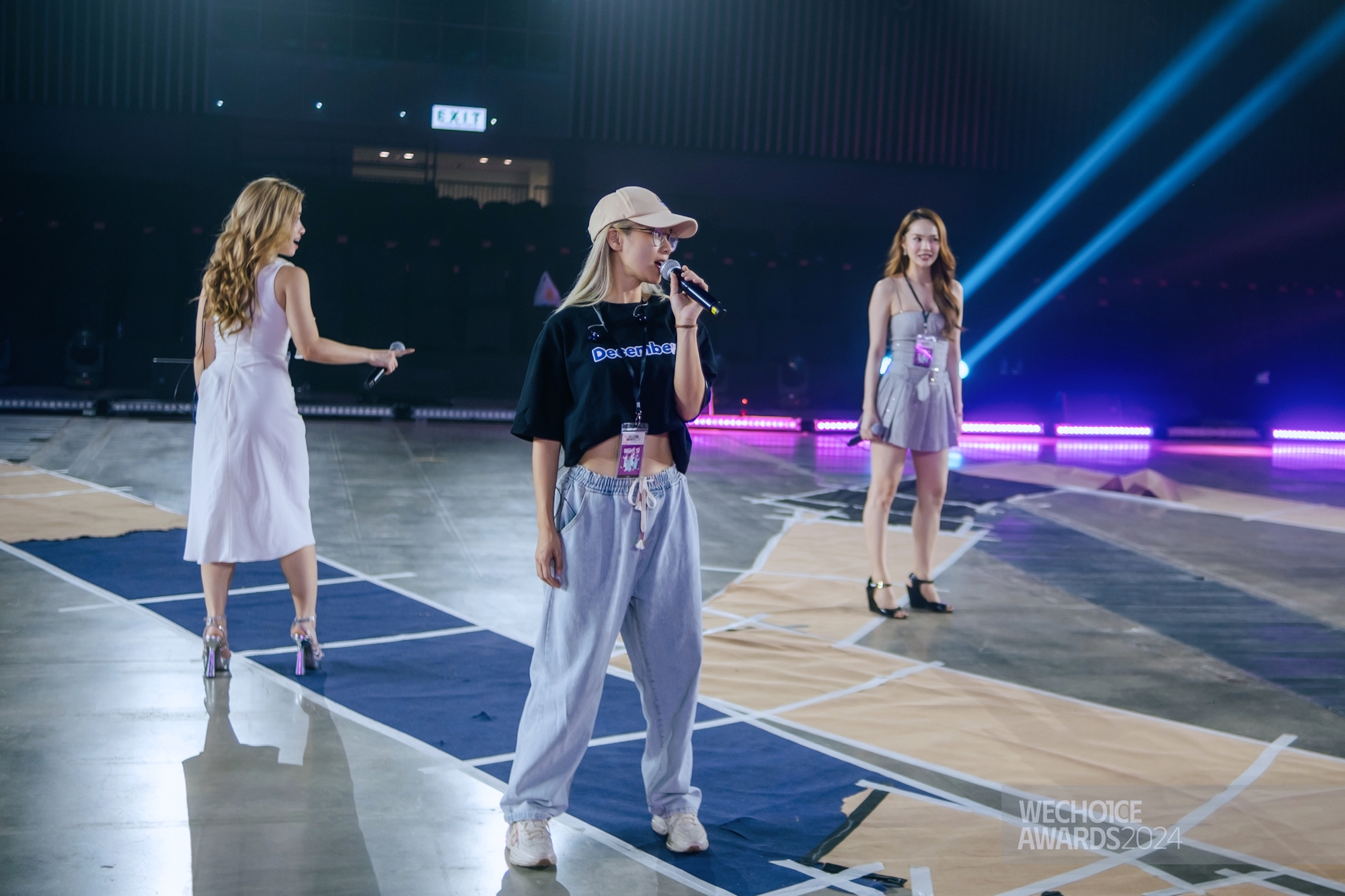 Không khí cực nóng tổng duyệt WeChoice Awards 2024: Minh Hằng thần thái ngút ngàn, dàn Chị Đẹp đọ visual