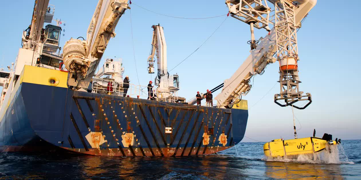 Đưa robot xuống 4.000m dưới đáy biển, phát hiện hơn 3.000 Đưa robot xuống 4.000m dưới đáy biển, phát hiện hơn 3.000