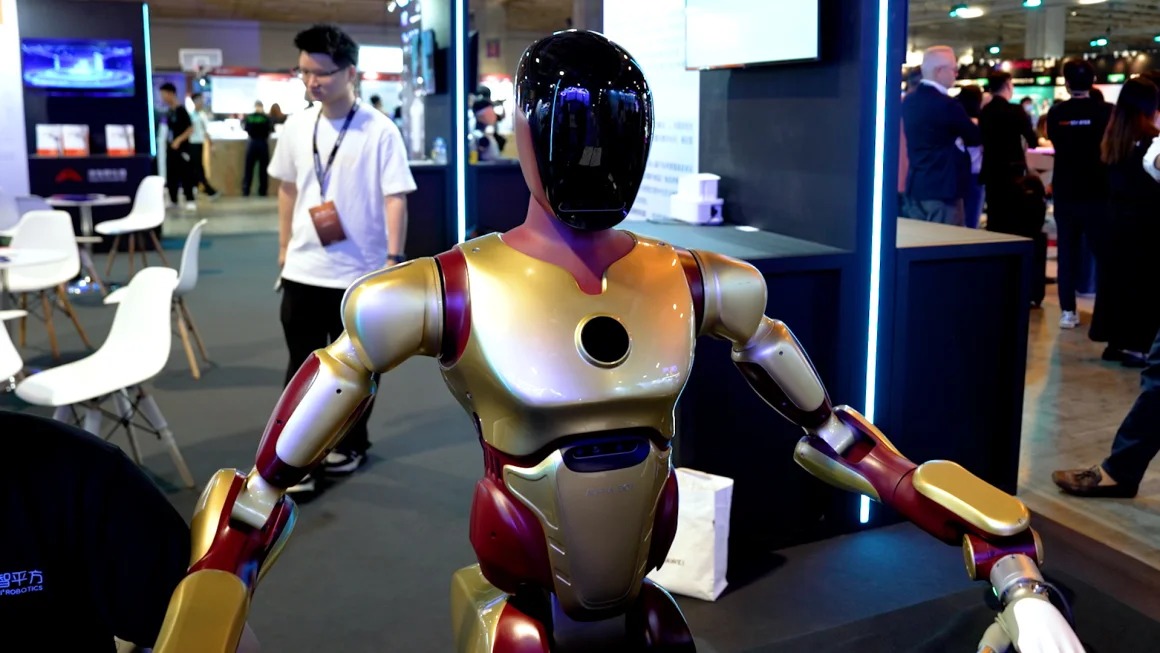 Robot hình người chơi xúc xắc, rót trà, rửa bát: Trung Quốc tiến tới giấc mơ mỗi nhà sở hữu 1 robot- Ảnh 2.